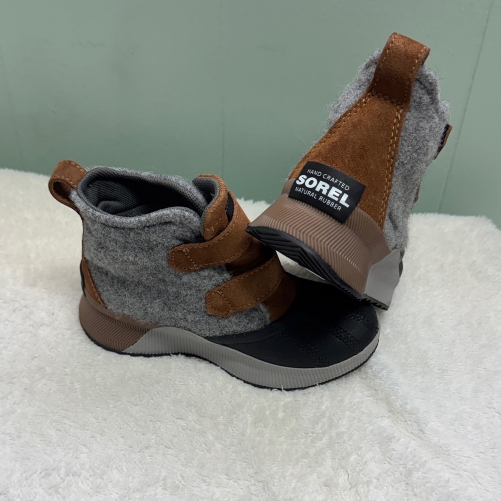 Sorel Kids' Tan and grey waterproof boots size 13